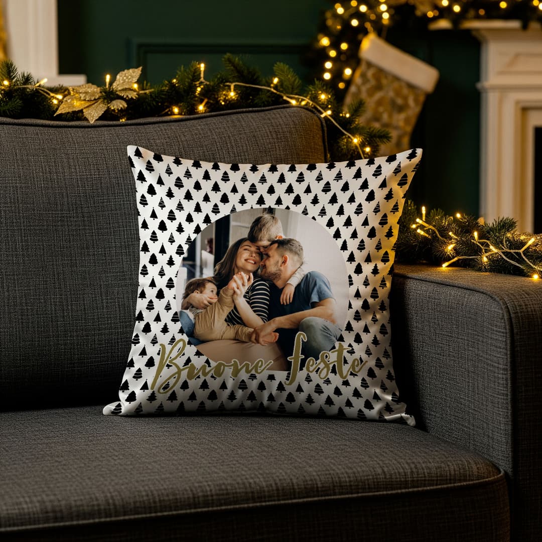 Cuscino quadrato in raso personalizzato con grafica natalizia e foto famiglia