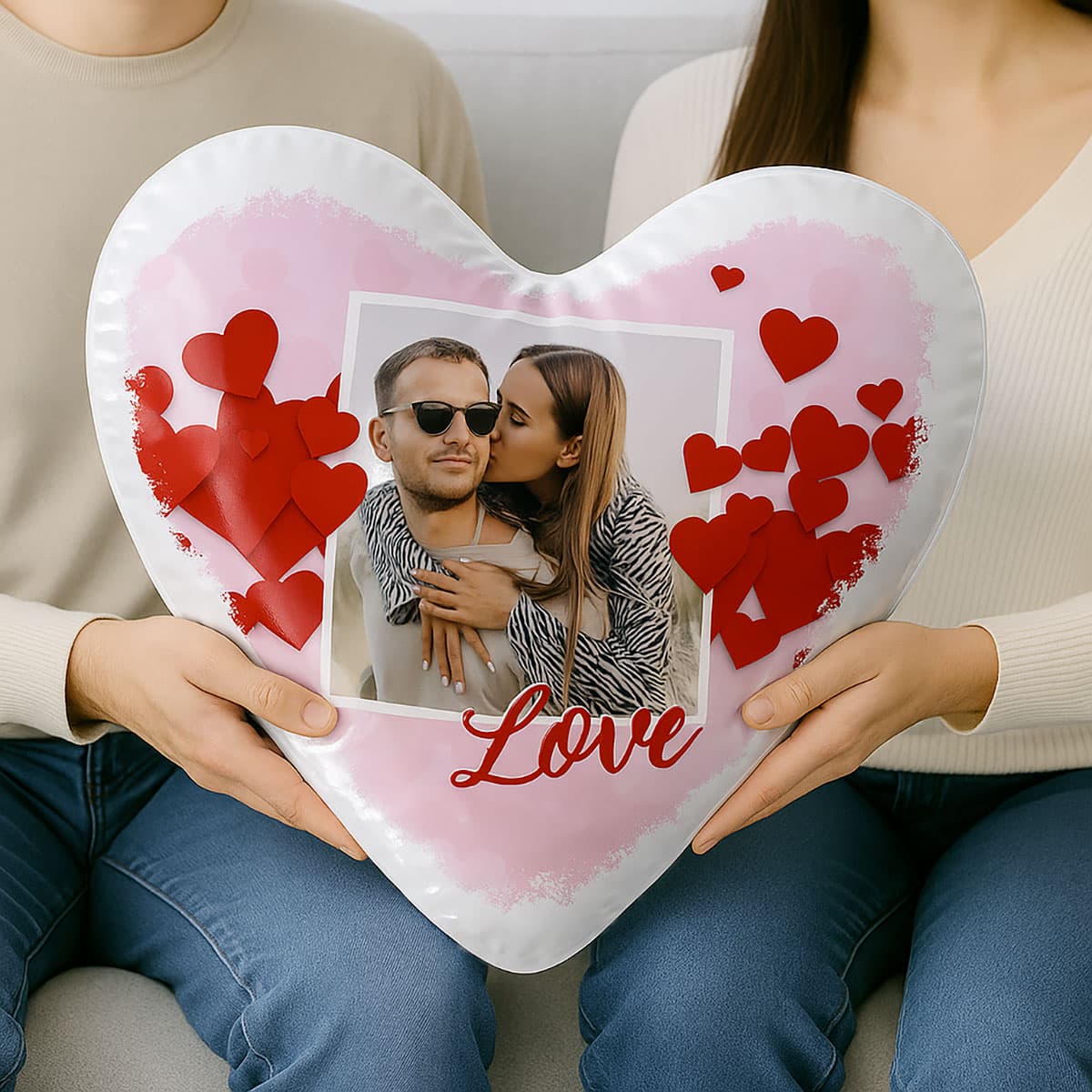 Cuscino a forma di cuore in raso con foto e grafica love