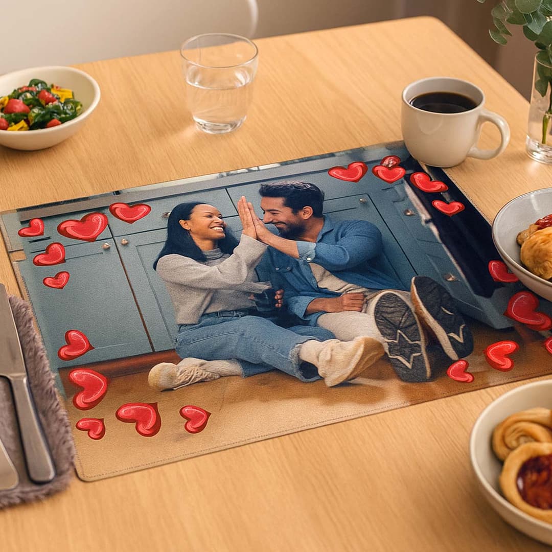 Tovaglietta in tessuto personalizzata con grafica cuori per innamorati