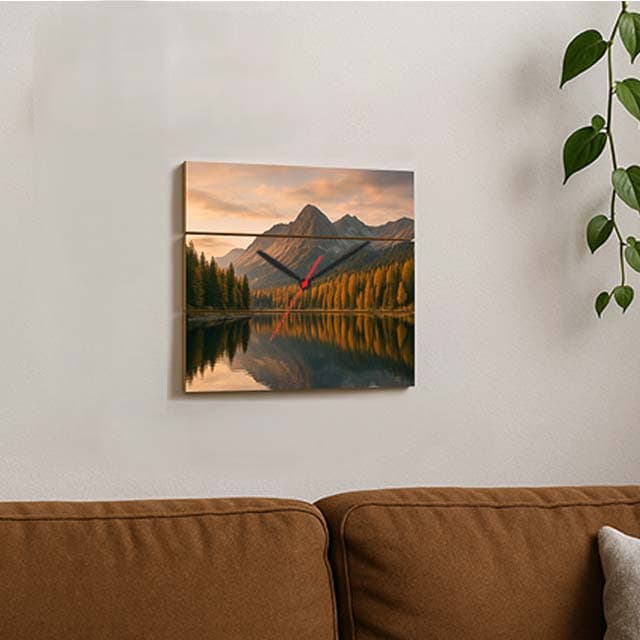 orologio quadrato su listelli in legno per arredare