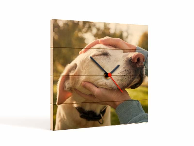 Orologio quadrato su listelli in legno